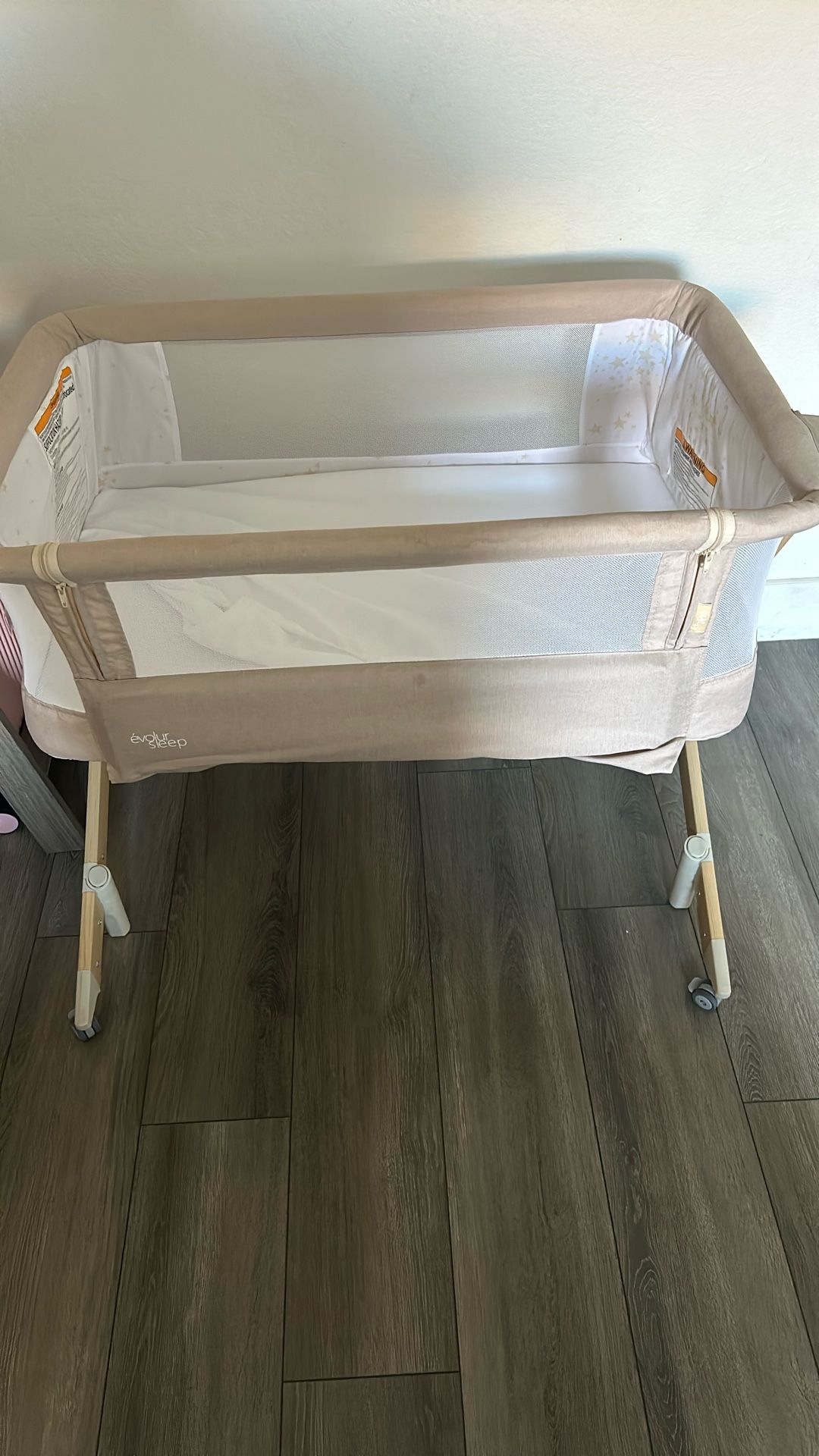 Evelor Bedside Bassinet NEW