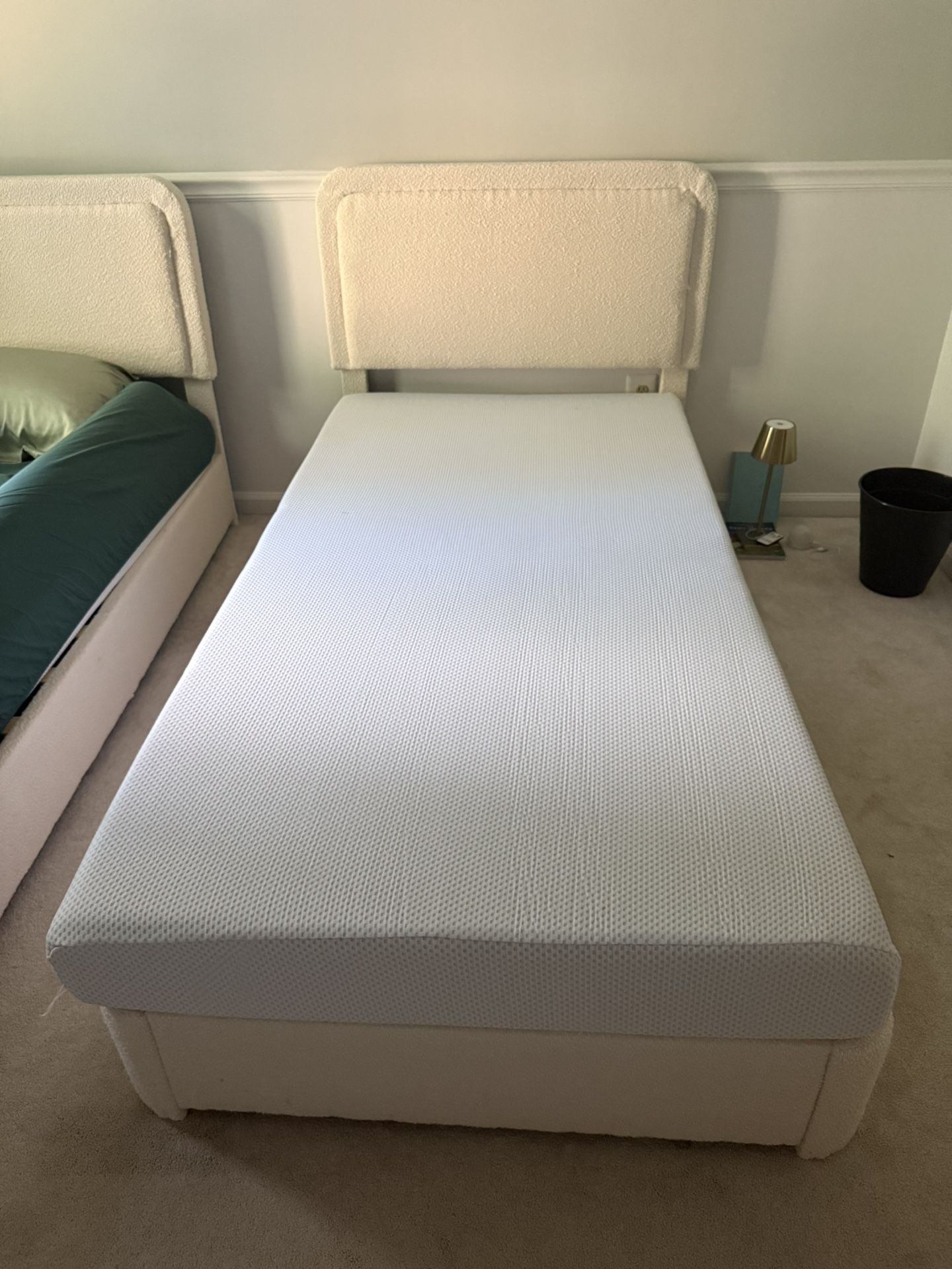 Twin Bed (2)