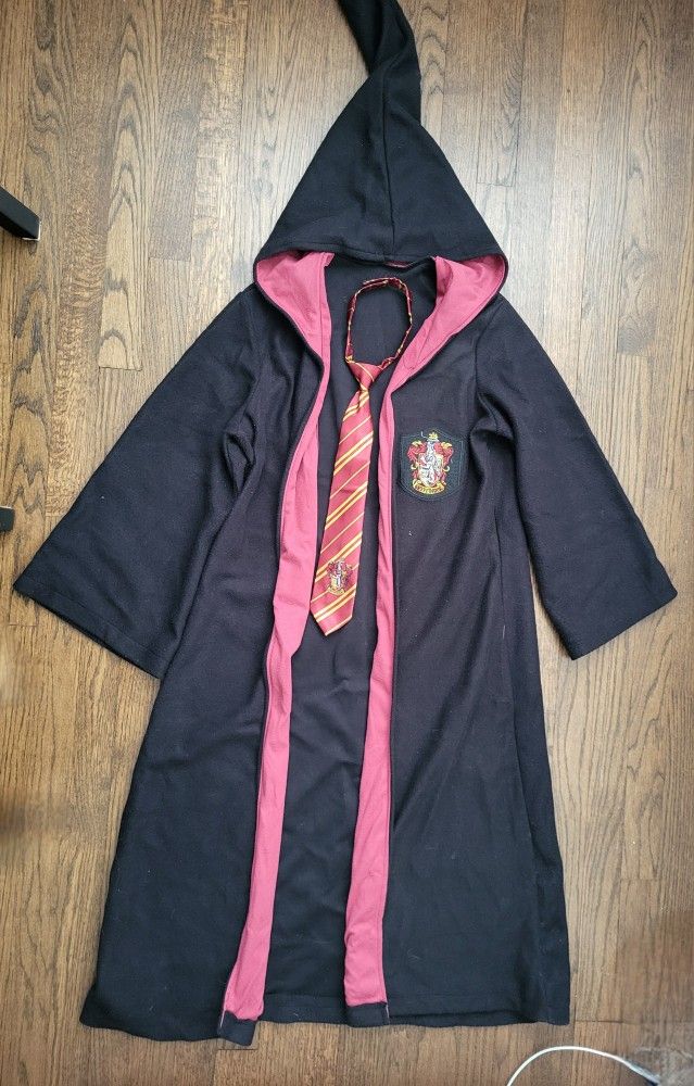 Harry Potter Griffindor Robe and Tie Size Youth L 12-14 