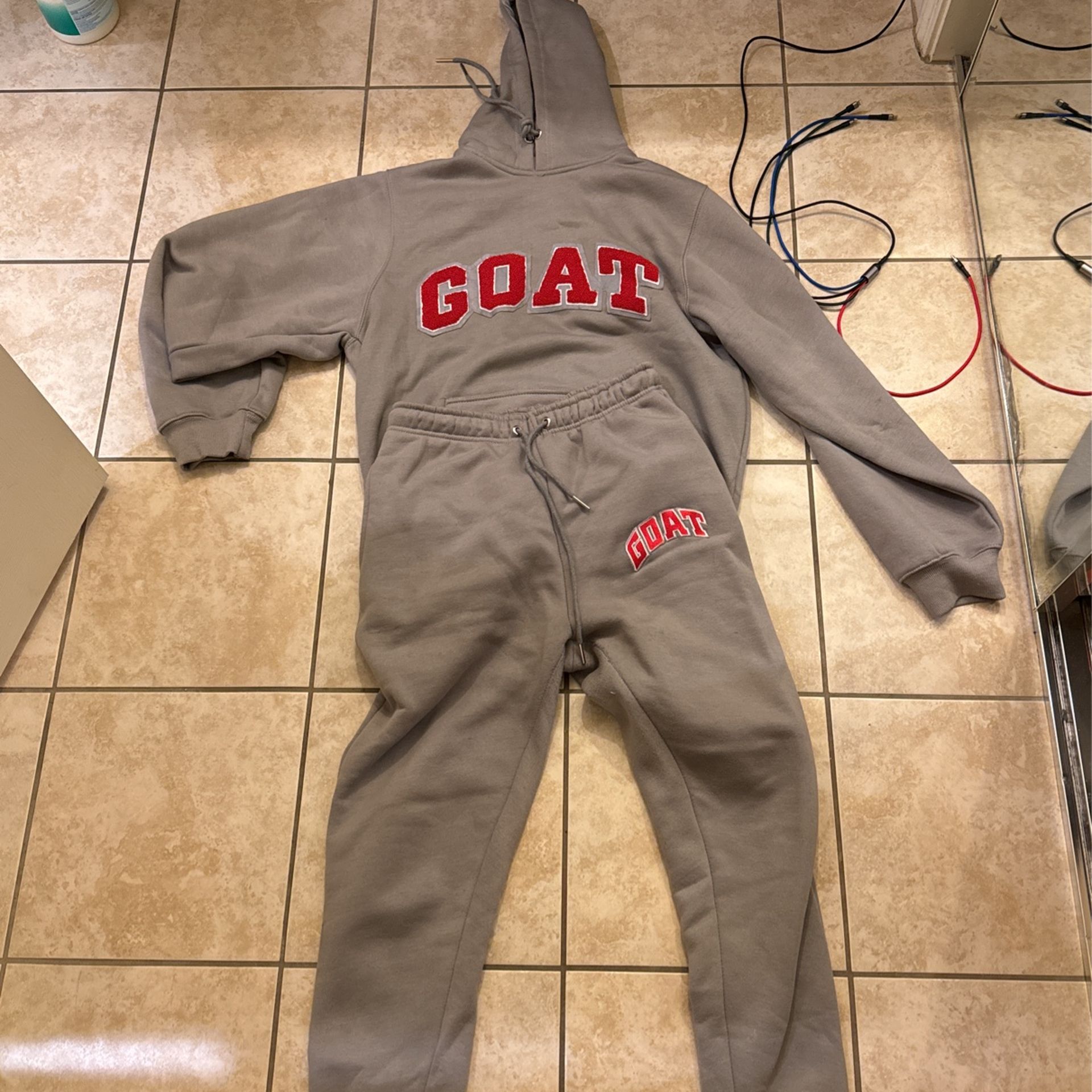 Sneaker gallery SWEATSUIT SIZE MEDIUM GOAT