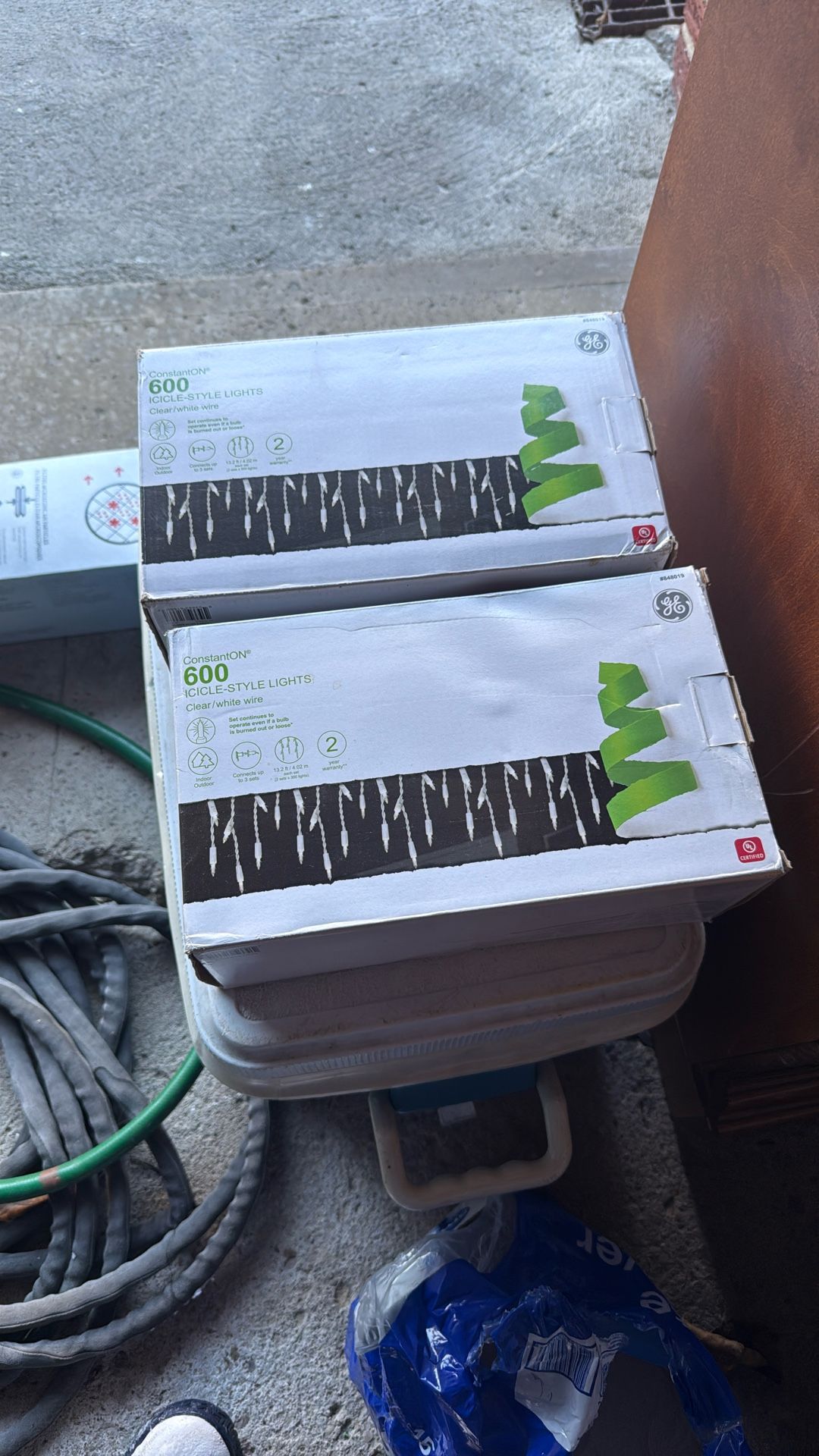 600 Icicle Style Lights. 