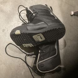 Snowboard boots