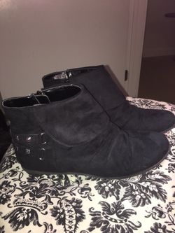 Guess booties size 8 1/2