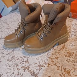 New Women's Size 7 hiking boots journee