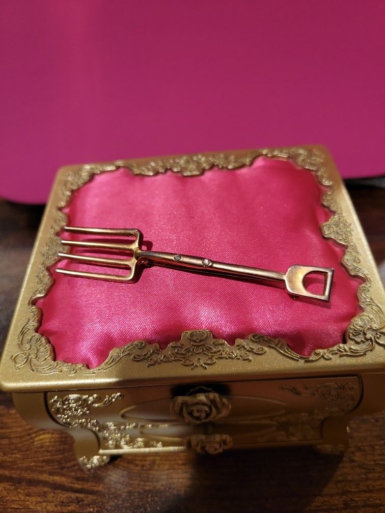 Vintage Carolee Goldtone Pitched Fork 3.25" Brooch Pin F12