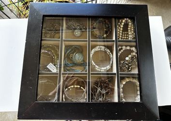 2005 Bombay Display Case w/accessories