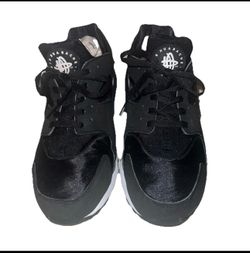 NIKE HUARACHES