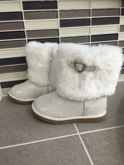 Girl winter boots (size 8T)