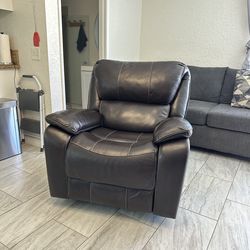 Electric Power Recliner with USB Charging – Excellent Condition