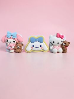Pop socket, opens to a mirror. 3 different characters to choose from