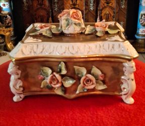 Capodimonte porcelain trinket box
