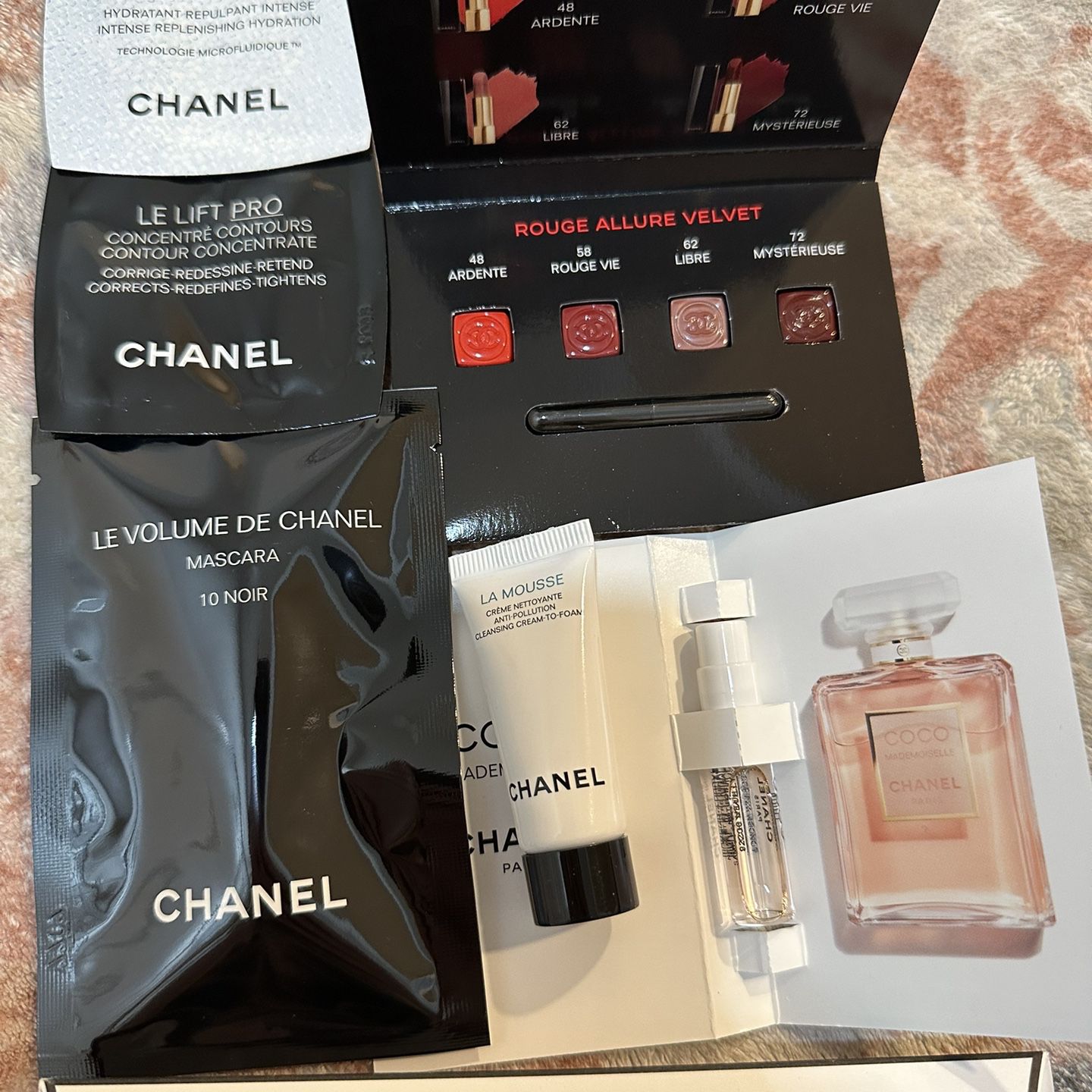 Chanel Makeup Bag for Sale in Long Beach, CA - OfferUp
