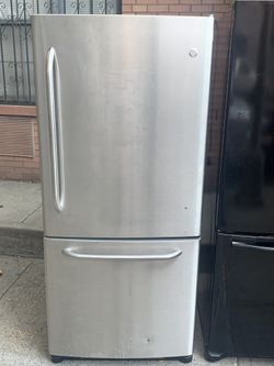 Nevera de 30” GE freezer abajo