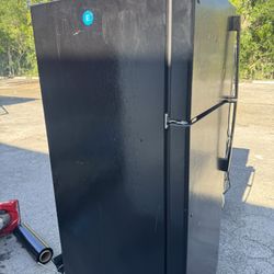 GE black top-freezer refrigerator - Excellent Condition 