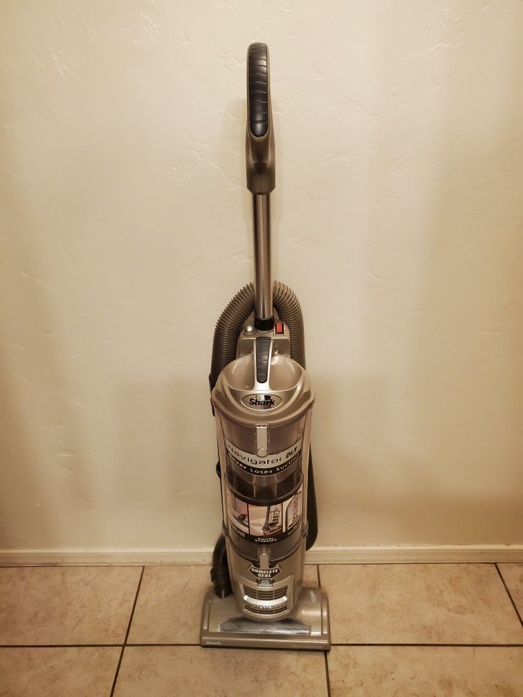 SHARK NAVIGATOR DXL VACUUM