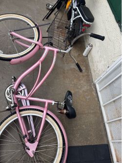 Beach cruise bike. brand new. Tires they need air.