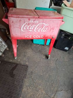 Coca-Cola cooler it has missing one wheel
