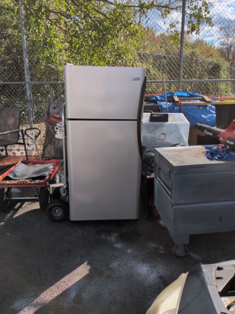 Frigidaire Top Mount Fridge/Freezer