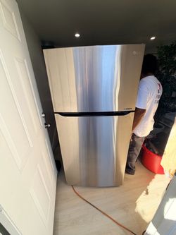 LG Stainless Steel Top-Freezer Refrigerator