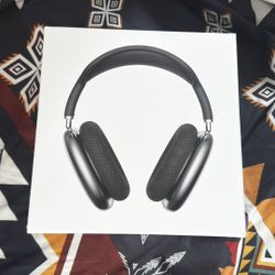 Black AirPod Maxes 