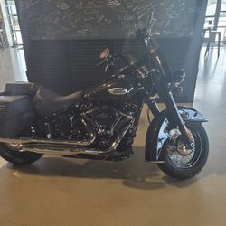 Harley Davidson FLHCS Heritage Classic 114 Blackjack  with pinstripes 