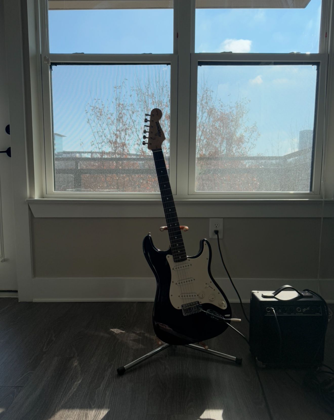 Electric guitar Fender and squid sp-10 amplifier