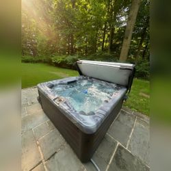 Vita Spa Hot Tub, 6-7 Person - Like New - 2022 - Springfield, PA