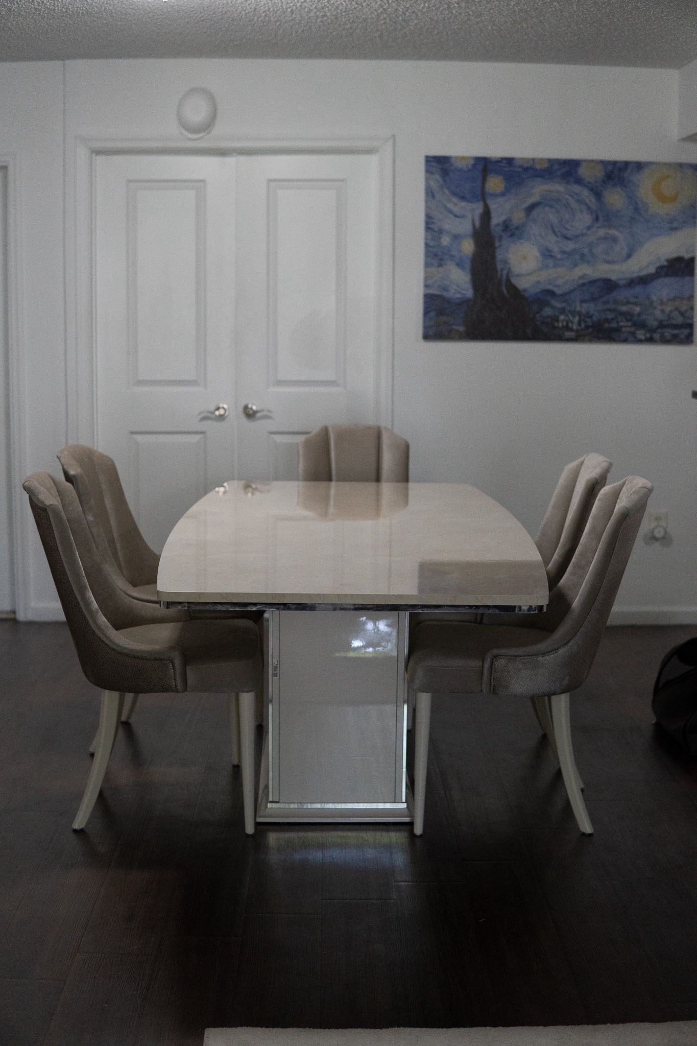 Bellona Elegant Dining Table And Chairs