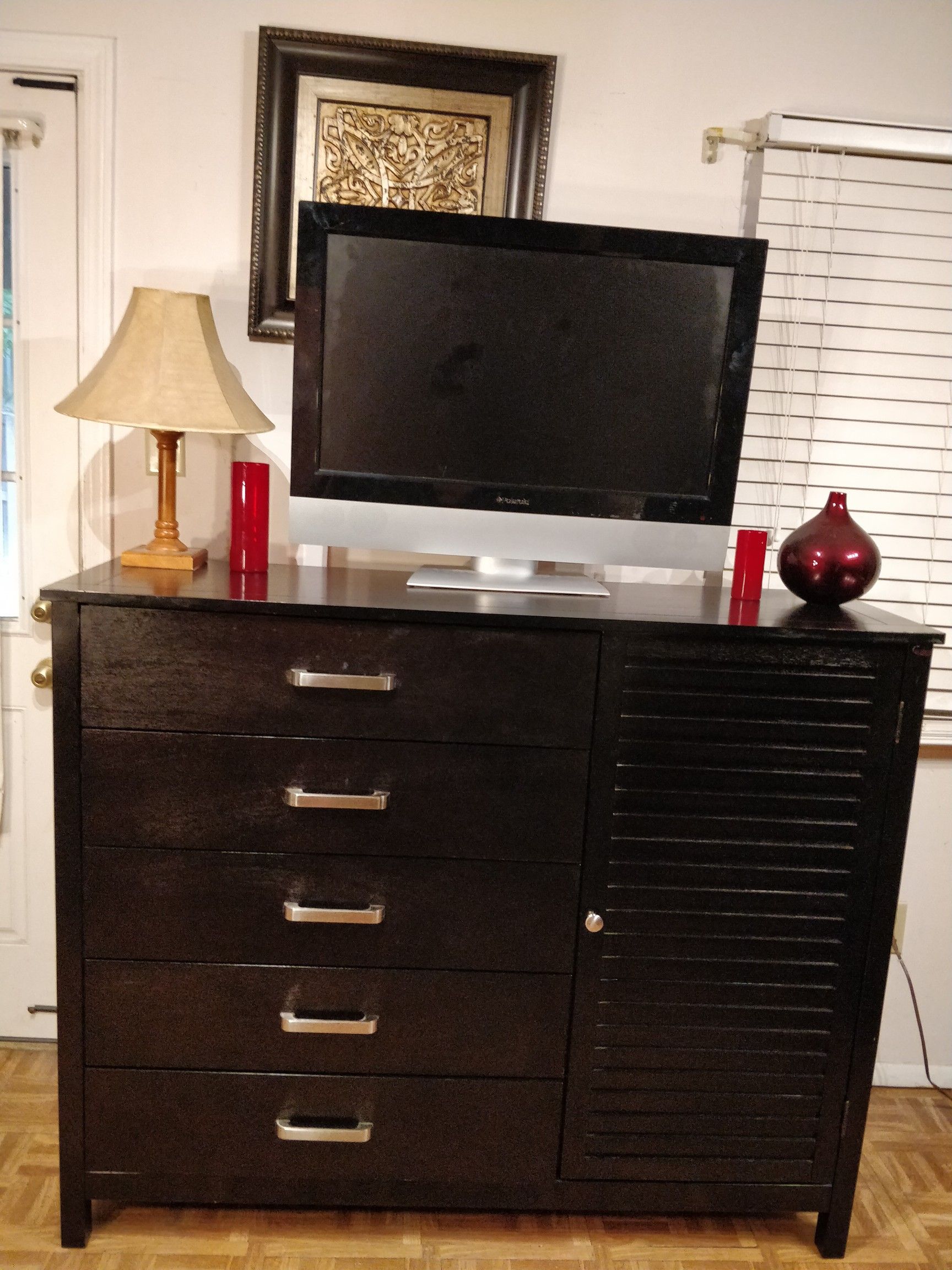 Like new modern wooden dresser/TV stand/buffet with big drawers and cabinet shelves in very good condition