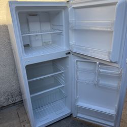 GOOD CONDITION REFRIGERATOR WORKS PERFECT 