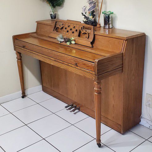 FREE Upright Wurlitzer Piano