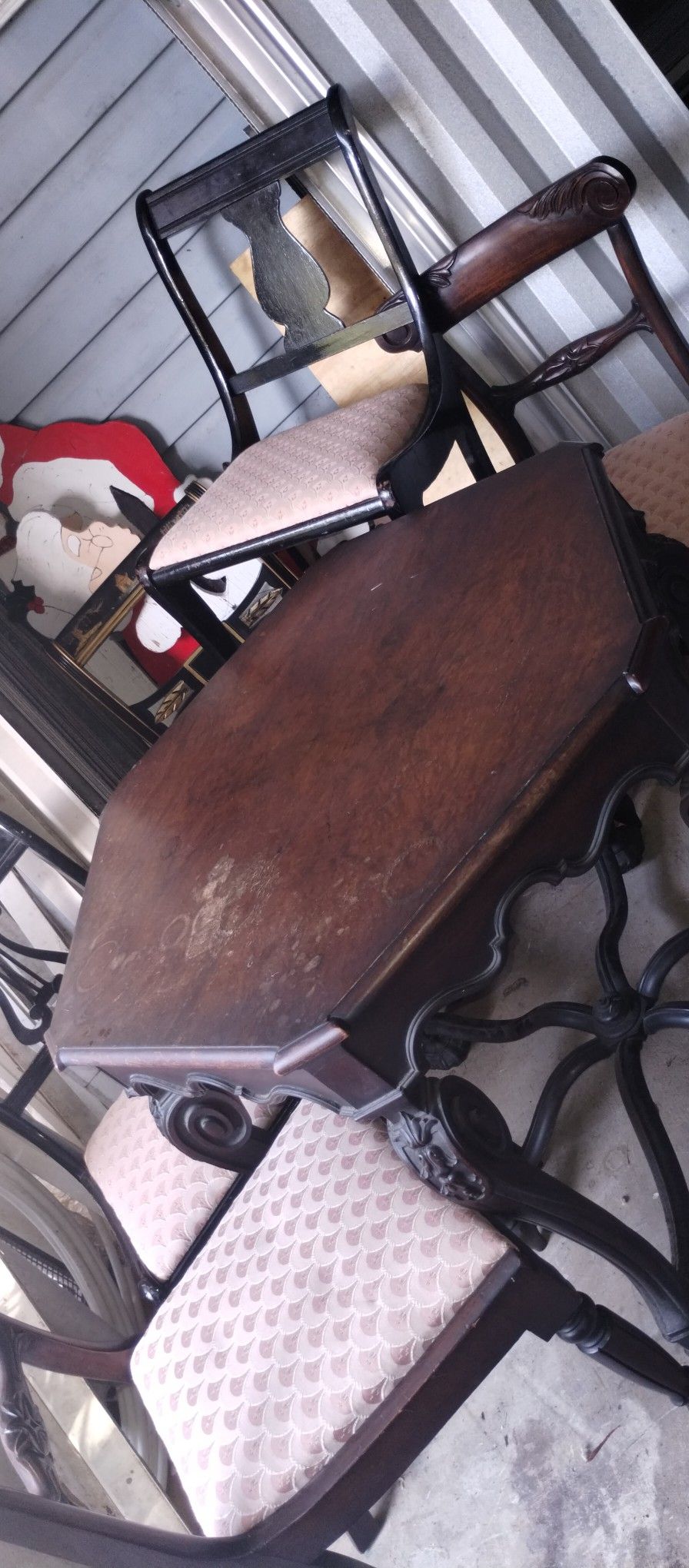 5 Chairs 1 Table