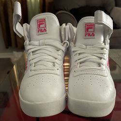 LIKE NEW WOMEN FILAS…SIZE 7