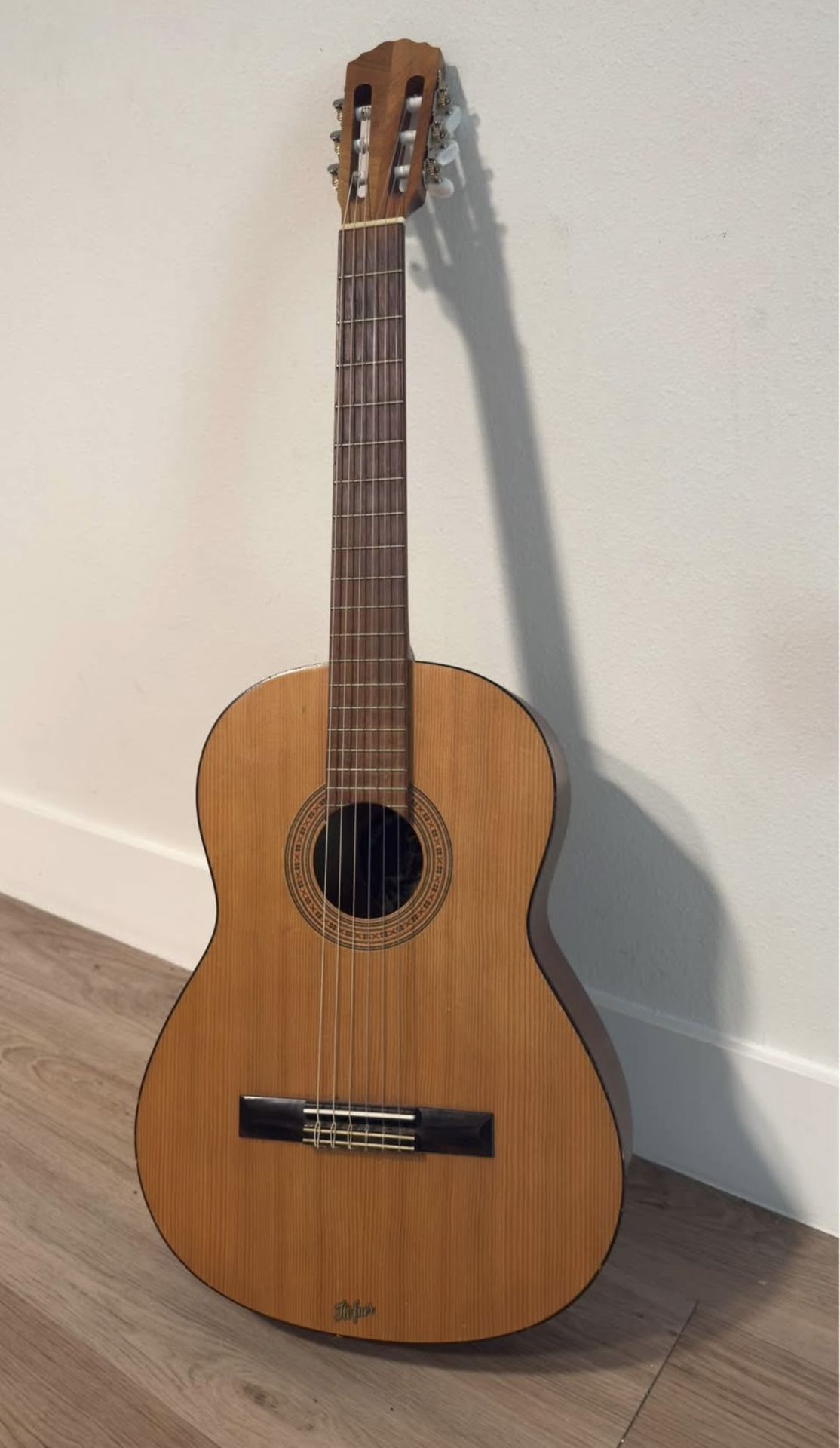 Höfner Solid Cedar Top, Mahogany Body, Classical Acoustic Guitar (Matte Natural)