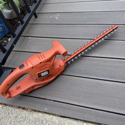 Black N Decker 16” Electric Hedge Trimmer In Great shape. 
