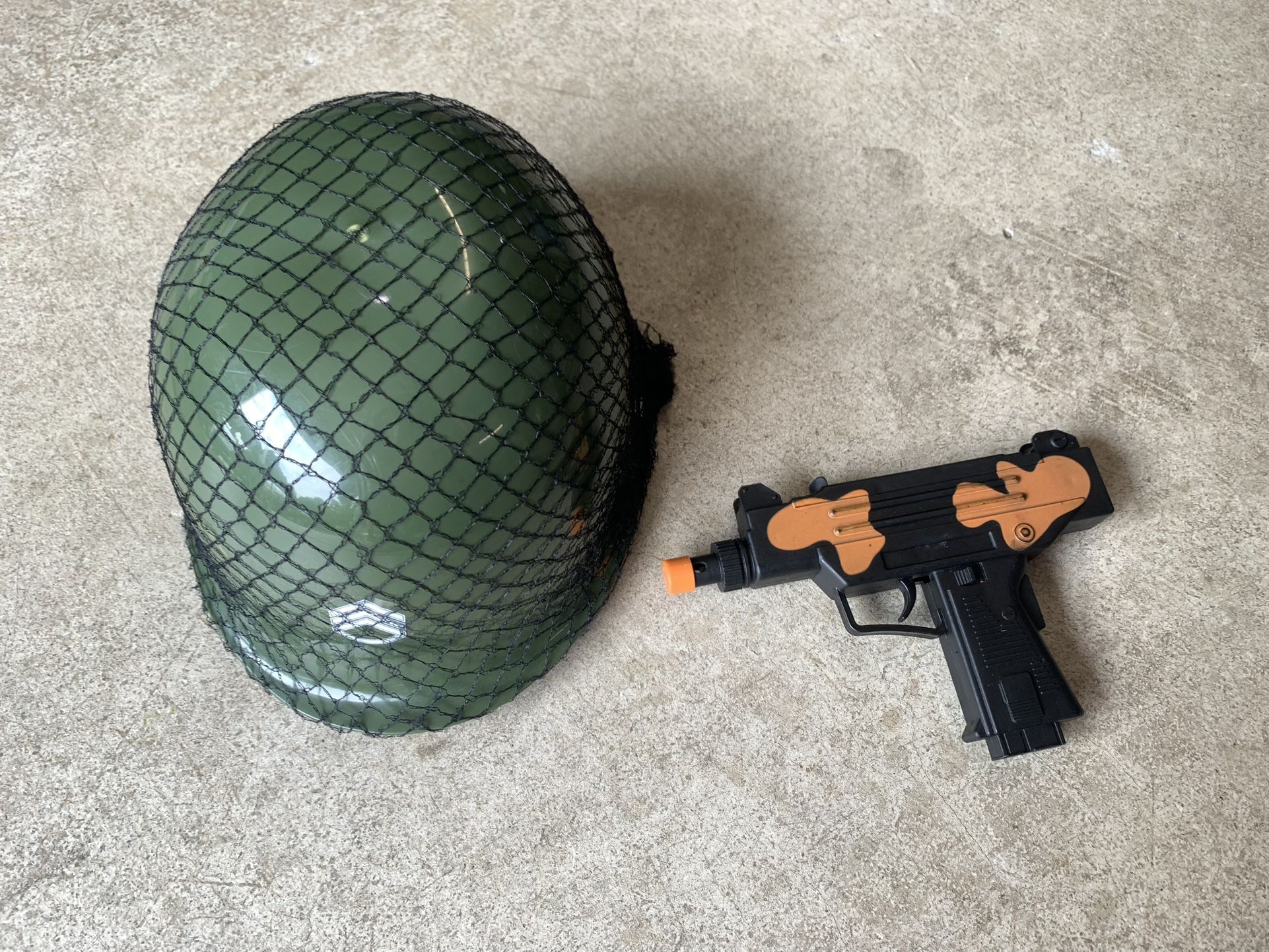 Pretend play dress up Army Helmet and accessory- in EUC!