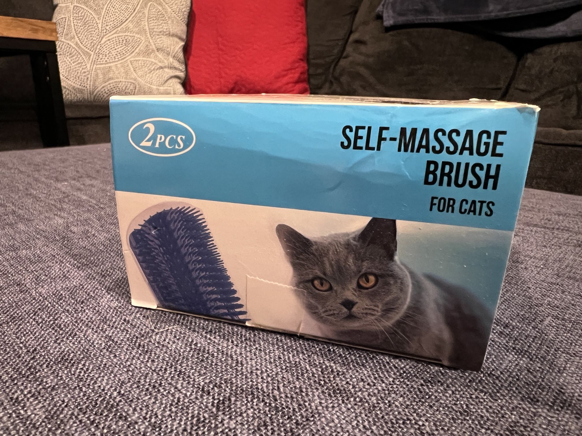 Self-massage brush for cats