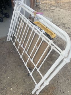 Full white met m bed frame