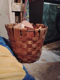 Straw basket about a 5 gallon size one perfect for plants or multi-purpose use