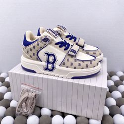 Fashionable Sneakers 