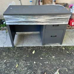 KIDS DESK WITH DRAWERS
