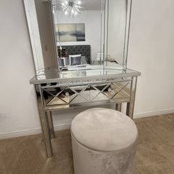 💎 Mirrored Vanity & Ottoman Set – $250 (Can Be Sold Separately ) 💎