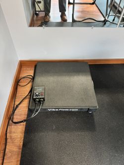 Vibe plate with stabilizing bar