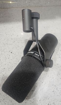 Shure - SM7B Cardioid Dynamic Vocal Microphone podcast, broadcasting for XLR connector