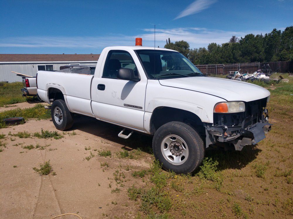 2004 GMC 2500 HD parting out