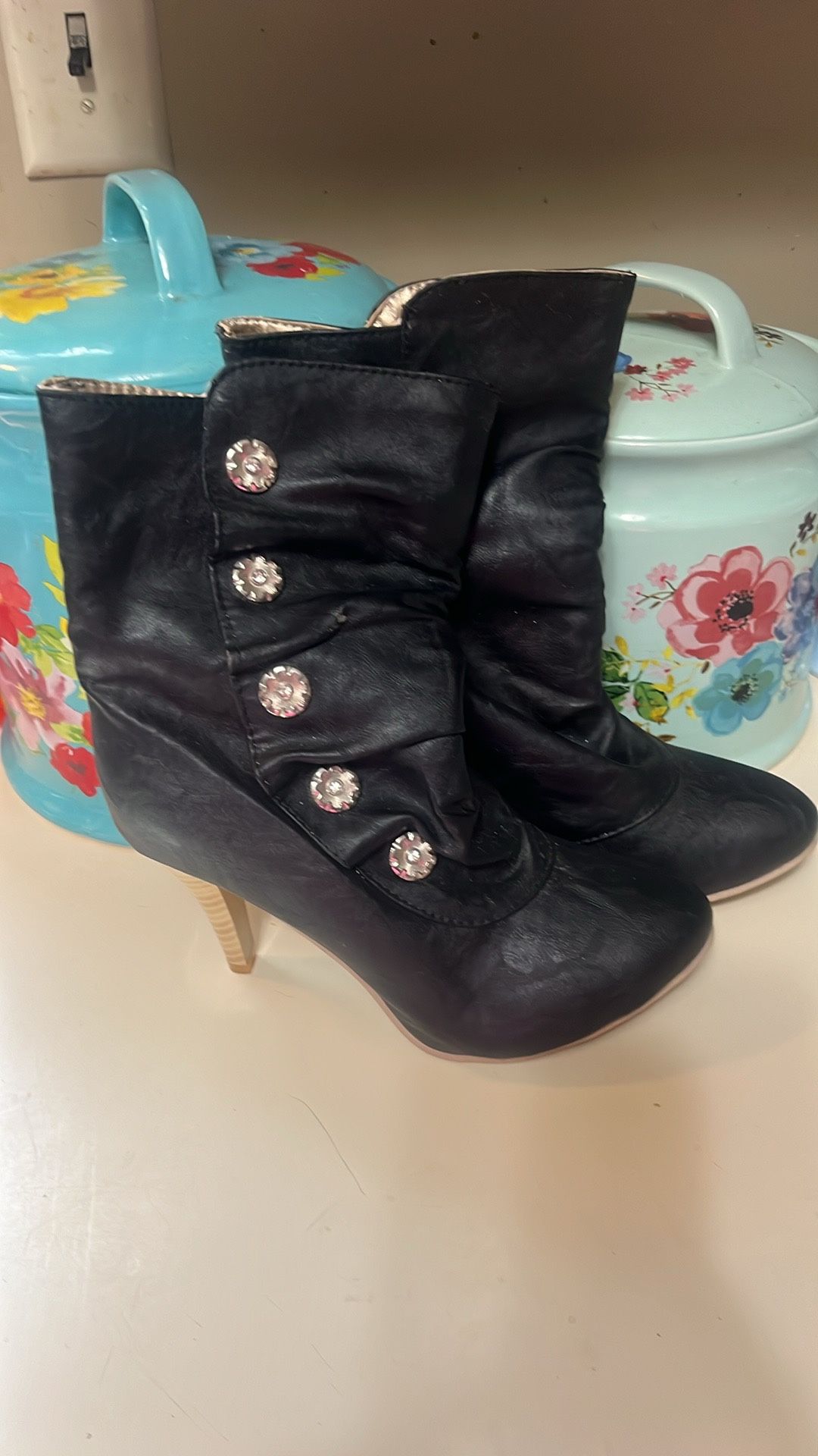 Stylish Black Women’s Boots Sz6