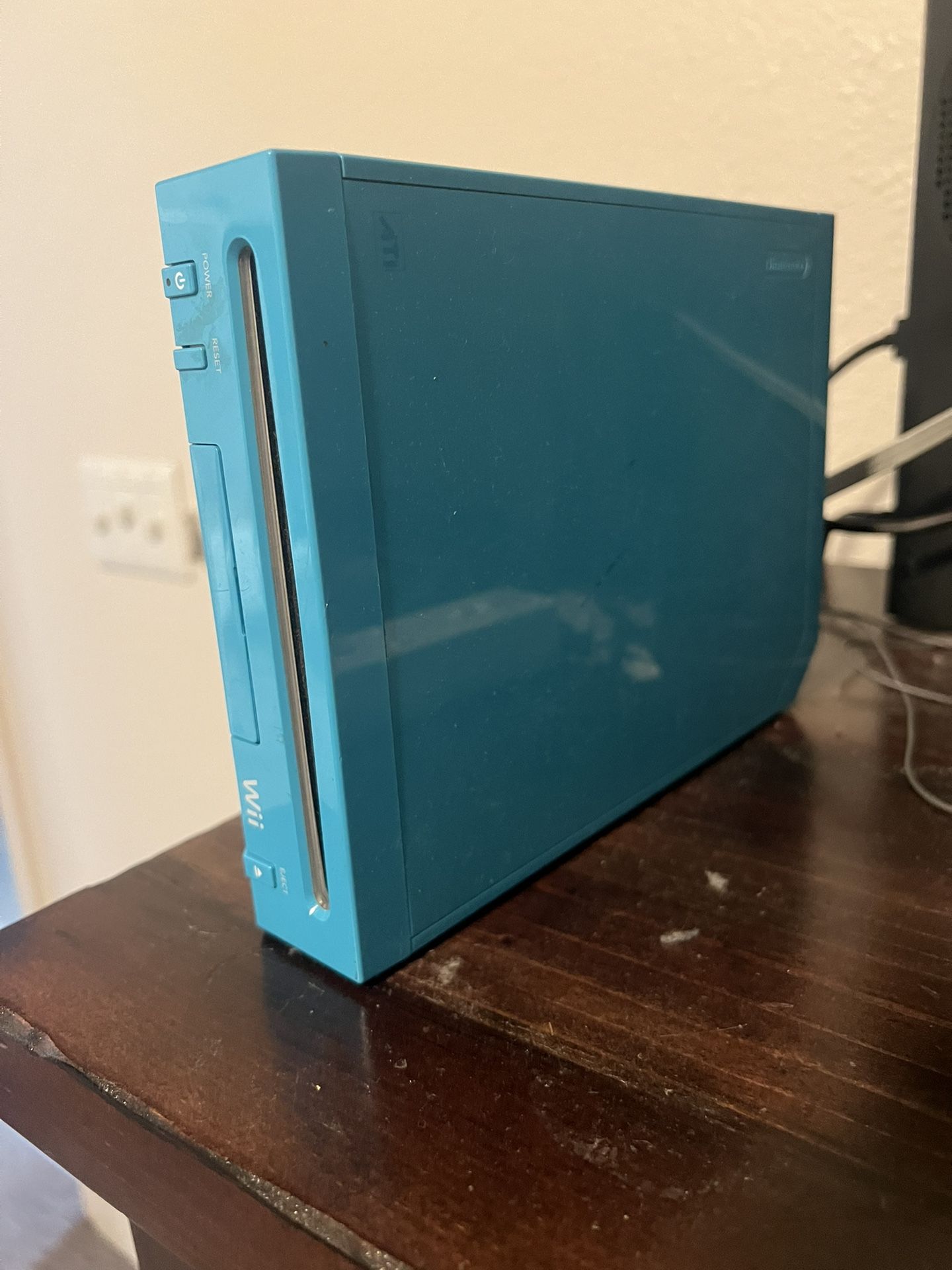 Wii (with 3 Controllers / Mario Kart / Wii Sports)