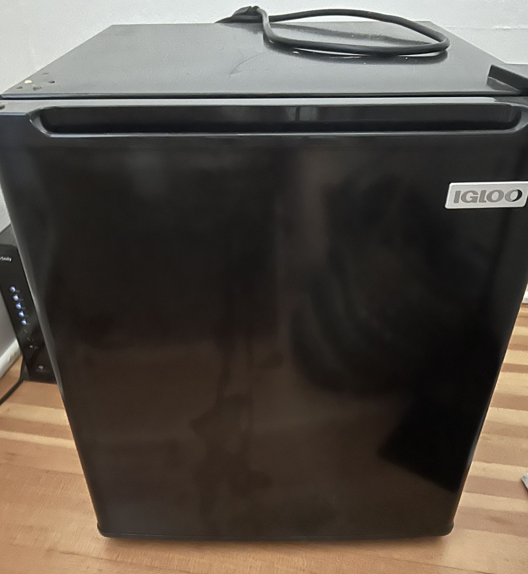 IGLOO Compact Fridge w/Freezer