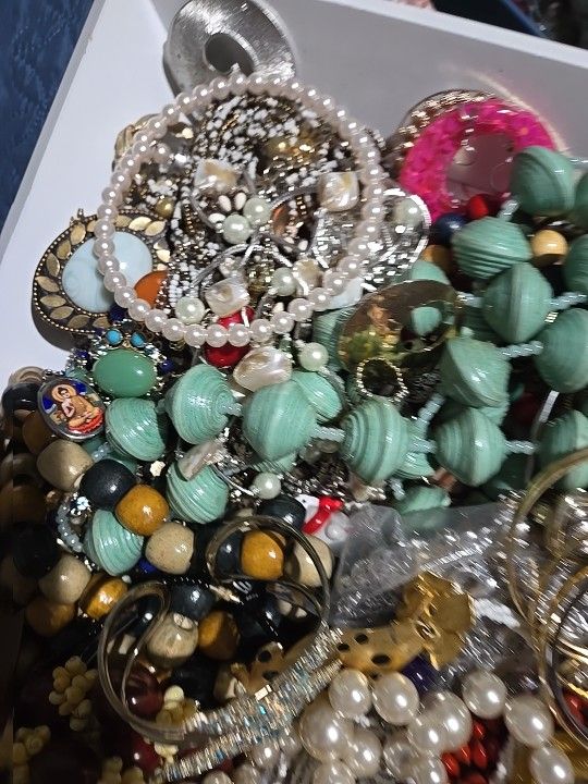 Antique jewelry 10 pound. 
