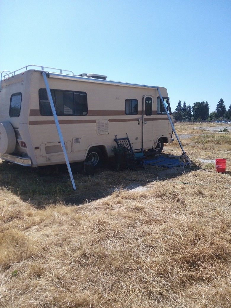 Winnebago Chieftain, 20 ft Motorhome RV